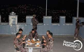 Hakkari'de iftarını açan polisler