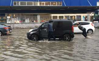 İstanbul'da sağanak yağış sele neden oldu