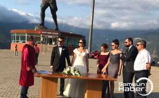 Nikahı en büyük Atatürk heykeli önünde kıydılar