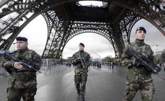 Paris'te askerlerin üzerine araçlı saldırı