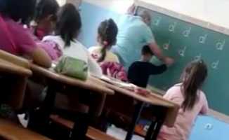 'D' harfini yazamayan öğrencisini döven öğretmen açığa alındı