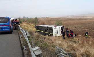 Yolcu otobüsü devrildi: 3 ölü, 19 yaralı