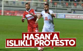 Hasan'a ıslıklı protesto 