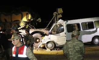 Minibüs askeri tıra çarptı: 4 ölü, 10 yaralı