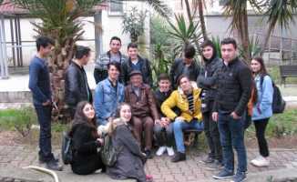 Samsun'da öğrenciler Huzurevi sakinlerini ziyaret etti
