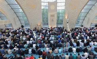Gurbetçi Müslümanlar camileri doldurdu