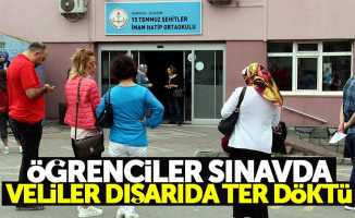 Samsun'da sınava giren öğrencilerin velileri ter döktü