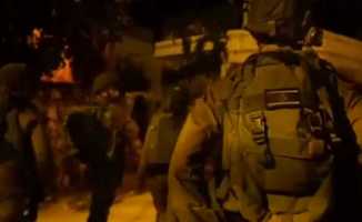 İsrail askerlerinden Filistinlilere gözaltı