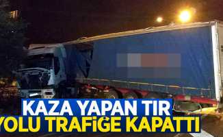 Samsun'da kaza yapan tır yolu kapattı