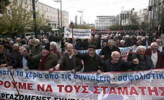 Yunanistan'da emekliler sesini duyuyor! Halk ayaklandı