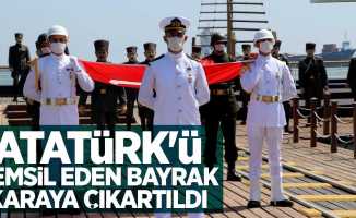 Atatürk'ü temsil eden bayrak karaya çıkartıldı