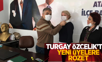 Turgay Özçelik'ten yeni üyelere rozet
