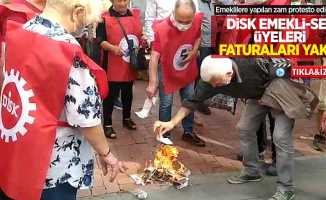DİSK Emekli-Sen, yapılan zammı protesto etti! Eylemde faturalar yakıldı
