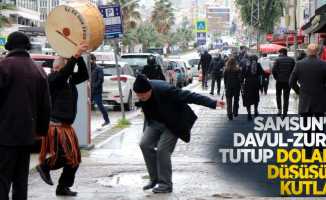 Samsun'da davul-zurna tutup doların düşüşünü kutladı