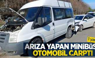 Samsun'da arıza yapan minibüse otomobil çarptı