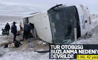 Tur otobüsü buzlanma nedeniyle devrildi: 5 ölü, 42 yaralı