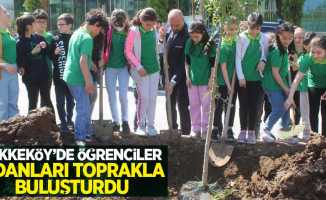 Tekkeköy'de öğrenciler fidanları toprakla buluşturdu