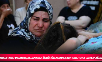 Babası tarafından bıçaklanarak öldürülen annesinin tabutuna sarılıp ağladı