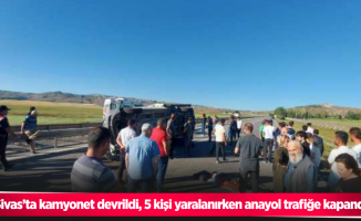Sivas’ta kamyonet devrildi, 5 kişi yaralanırken anayol trafiğe kapandı