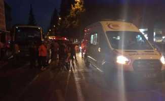 Halk otobüsün altında kaldı, vatandaşlar otobüsü kaldırarak kurtardı