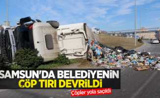 Samsun'da belediyenin çöp tırı devrildi, çöpler yola saçıldı
