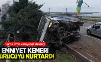 Samsun'da kamyonet devrildi, emniyet kemeri sürücüyü kurtardı
