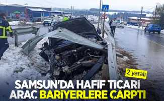 Samsun'da hafif ticari araç bariyerlere çarptı: 2 yaralı