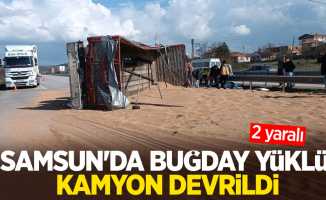 Samsun'da buğday yüklü kamyon devrildi: 2 yaralı