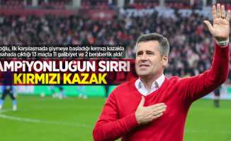 Eroğlu, ilk karşılaşmada giymeye başladığı kırmızı kazakla iç sahada çıktığı 13 maçta 11 galibiyet ve 2 beraberlik aldı!   Şampiyonluğun sırrı  KIRMIZI KAZAK 