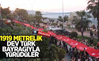 1919 metrelik dev Türk bayrağıyla yürüdüler 