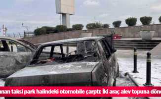 yanan taksi park halindeki otomobile çarptı: İki araç alev topuna döndü