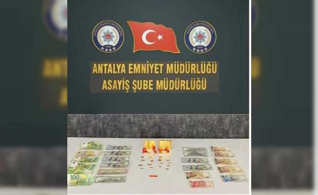 Antalya’da ‘polis ve savcıyım’ diyerek vatandaşları dolandıran 2 şüpheli yakalandı