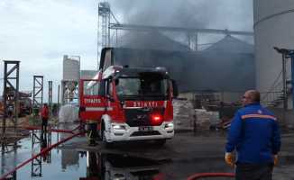 Kırklareli’nde atık yağ fabrikasındaki yangın kontrol altına alındı