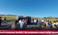 Sivas’ta kamyonet devrildi, 5 kişi yaralanırken anayol trafiğe kapandı
